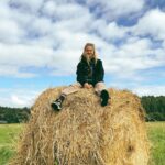 Ekaterina Adushkina Instagram - Ну вот и закончился один из самых ярких и сложнейших месяцев моей жизни - август… ⭐️Месяц, за который я запустила первый поток своего танцевального курса ТАНЦУЙ-КА, жизнь благодаря которому изменили около 2000 человек! ⭐️Месяц, в начале которого я успела дать свой сольный концерт на 1000 человек в Москве! С настоящими музыкантами, реальными эмоциями и непередаваемой атмосферой! ⭐️И месяц, который практически полностью я провела в Карелии на съёмках теле-проекта ВЫЗОВ на ТНТ! Это был мой первый опыт в подобного рода проектах. И ехала я туда практически без ожиданий, но я даже близко представить не могла то, что проект подарит и откроет мне. Он реально поменял меня! Открыл меня для меня же самой с совершено другой стороны! И уехала я оттуда совсем другим человеком… Месяц невероятных эмоциональных потрясений, испытаний, слез, радостей, проигрышей и побед! Такого я в своей жизни ещё не испытывала… Жаль, что всё, что со мной происходило, в строжайшем секрете, так что увидите всё сами 15го октября на ТНТ!✊🏻