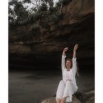 Ekaterina Adushkina Instagram - Провела фотосет в свой крайний вечер на Бали, очень уж хотелось запечатлеть этот взгляд и свое состояние! И кажется… получилось! Никакого макияжа, сумасшедшей задумки, яркого образа и желания удивить, просто я… и океан!🪽 Второй год подряд этот остров дарит мне новое знакомство с собой, строчки для песен, важных людей и эти глаза! А что вы в них видите? Что считываете в моем состоянии? Делитесь в комментариях👇🏻 Спасибо, Бали, всё поняла, взяла в работу🙏🏻 Спасибо за красивый взгляд на меня @nata.zz 🤍 Bali, Indonesia