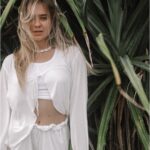 Ekaterina Adushkina Instagram - Провела фотосет в свой крайний вечер на Бали, очень уж хотелось запечатлеть этот взгляд и свое состояние! И кажется… получилось! Никакого макияжа, сумасшедшей задумки, яркого образа и желания удивить, просто я… и океан!🪽 Второй год подряд этот остров дарит мне новое знакомство с собой, строчки для песен, важных людей и эти глаза! А что вы в них видите? Что считываете в моем состоянии? Делитесь в комментариях👇🏻 Спасибо, Бали, всё поняла, взяла в работу🙏🏻 Спасибо за красивый взгляд на меня @nata.zz 🤍 Bali, Indonesia