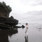 Ekaterina Adushkina Instagram - Провела фотосет в свой крайний вечер на Бали, очень уж хотелось запечатлеть этот взгляд и свое состояние! И кажется… получилось! Никакого макияжа, сумасшедшей задумки, яркого образа и желания удивить, просто я… и океан!🪽 Второй год подряд этот остров дарит мне новое знакомство с собой, строчки для песен, важных людей и эти глаза! А что вы в них видите? Что считываете в моем состоянии? Делитесь в комментариях👇🏻 Спасибо, Бали, всё поняла, взяла в работу🙏🏻 Спасибо за красивый взгляд на меня @nata.zz 🤍 Bali, Indonesia