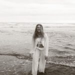 Ekaterina Adushkina Instagram - Провела фотосет в свой крайний вечер на Бали, очень уж хотелось запечатлеть этот взгляд и свое состояние! И кажется… получилось! Никакого макияжа, сумасшедшей задумки, яркого образа и желания удивить, просто я… и океан!🪽 Второй год подряд этот остров дарит мне новое знакомство с собой, строчки для песен, важных людей и эти глаза! А что вы в них видите? Что считываете в моем состоянии? Делитесь в комментариях👇🏻 Спасибо, Бали, всё поняла, взяла в работу🙏🏻 Спасибо за красивый взгляд на меня @nata.zz 🤍 Bali, Indonesia