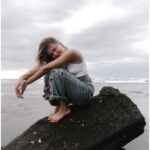 Ekaterina Adushkina Instagram - Провела фотосет в свой крайний вечер на Бали, очень уж хотелось запечатлеть этот взгляд и свое состояние! И кажется… получилось! Никакого макияжа, сумасшедшей задумки, яркого образа и желания удивить, просто я… и океан!🪽 Второй год подряд этот остров дарит мне новое знакомство с собой, строчки для песен, важных людей и эти глаза! А что вы в них видите? Что считываете в моем состоянии? Делитесь в комментариях👇🏻 Спасибо, Бали, всё поняла, взяла в работу🙏🏻 Спасибо за красивый взгляд на меня @nata.zz 🤍 Bali, Indonesia