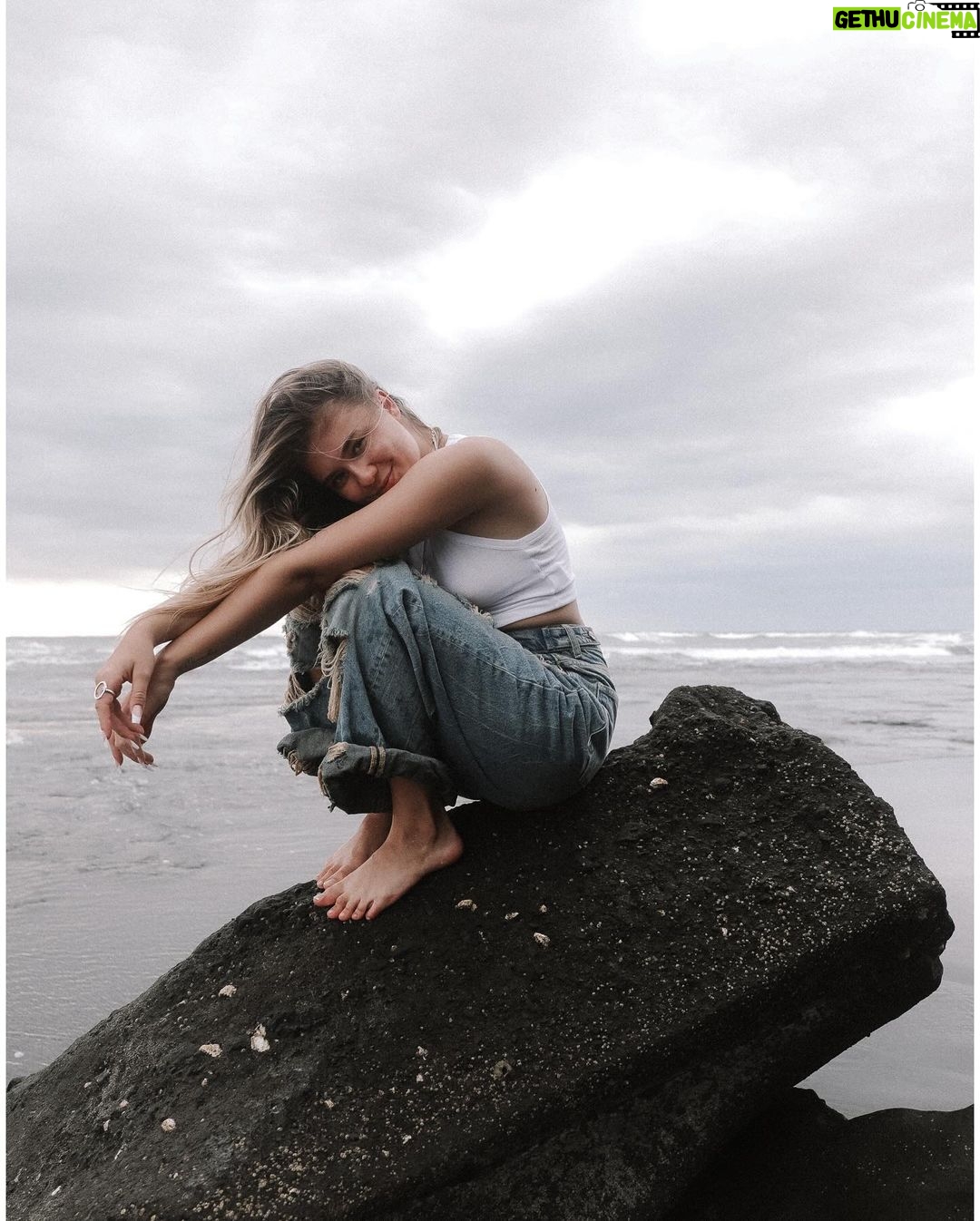 Ekaterina Adushkina Instagram - Провела фотосет в свой крайний вечер на Бали, очень уж хотелось запечатлеть этот взгляд и свое состояние! И кажется… получилось! Никакого макияжа, сумасшедшей задумки, яркого образа и желания удивить, просто я… и океан!🪽 Второй год подряд этот остров дарит мне новое знакомство с собой, строчки для песен, важных людей и эти глаза! А что вы в них видите? Что считываете в моем состоянии? Делитесь в комментариях👇🏻 Спасибо, Бали, всё поняла, взяла в работу🙏🏻 Спасибо за красивый взгляд на меня @nata.zz 🤍 Bali, Indonesia
