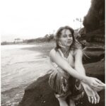 Ekaterina Adushkina Instagram - Провела фотосет в свой крайний вечер на Бали, очень уж хотелось запечатлеть этот взгляд и свое состояние! И кажется… получилось! Никакого макияжа, сумасшедшей задумки, яркого образа и желания удивить, просто я… и океан!🪽 Второй год подряд этот остров дарит мне новое знакомство с собой, строчки для песен, важных людей и эти глаза! А что вы в них видите? Что считываете в моем состоянии? Делитесь в комментариях👇🏻 Спасибо, Бали, всё поняла, взяла в работу🙏🏻 Спасибо за красивый взгляд на меня @nata.zz 🤍 Bali, Indonesia