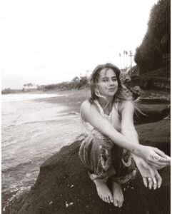 Ekaterina Adushkina Instagram - Провела фотосет в свой крайний вечер на Бали, очень уж хотелось запечатлеть этот взгляд и свое состояние! И кажется… получилось! Никакого макияжа, сумасшедшей задумки, яркого образа и желания удивить, просто я… и океан!🪽 Второй год подряд этот остров дарит мне новое знакомство с собой, строчки для песен, важных людей и эти глаза! А что вы в них видите? Что считываете в моем состоянии? Делитесь в комментариях👇🏻 Спасибо, Бали, всё поняла, взяла в работу🙏🏻 Спасибо за красивый взгляд на меня @nata.zz 🤍 Bali, Indonesia