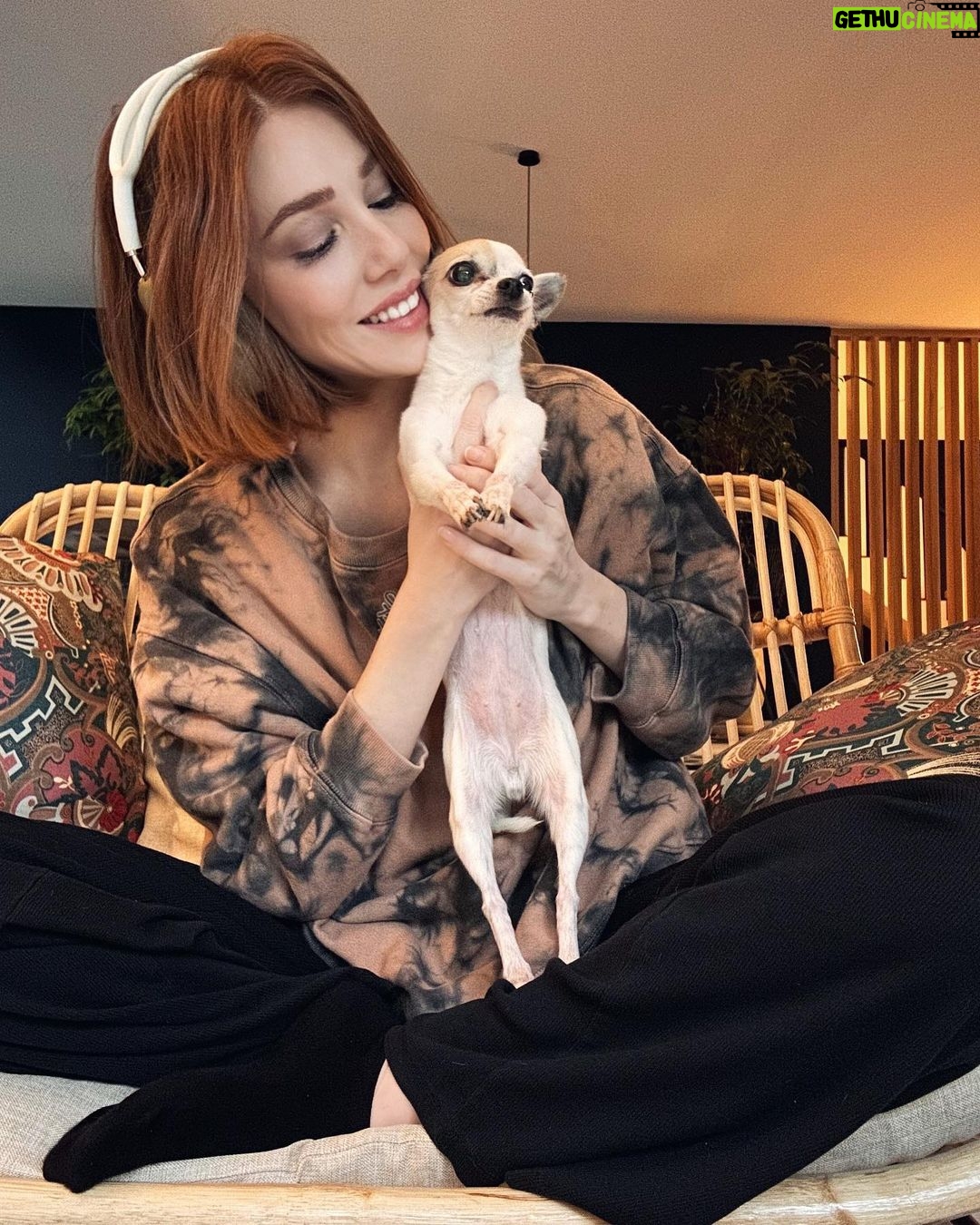Elçin Sangu Instagram - Bakma şarkının “Bored”olduğuna:) en sevdiğim anlar aslında🫶🏼