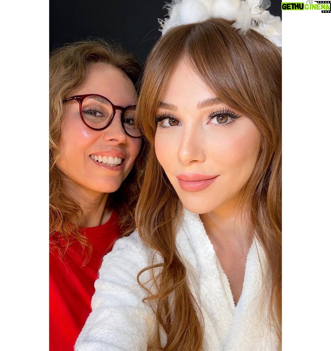 Elçin Sangu Instagram - Çok güzel şeyler çektik beklemede kalın @elcinsangu 🧡#elçinsangu @dunyatekbizikimiz #hamiyetakpinar #molped