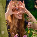 Elçin Sangu Instagram - Hayat sevince güzel be🌸🍀 Mother Earth