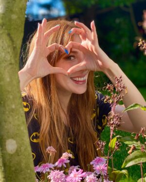 Elçin Sangu Instagram - Hayat sevince güzel be🌸🍀