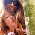 Elçin Sangu Instagram - Hayat sevince güzel be🌸🍀 Mother Earth