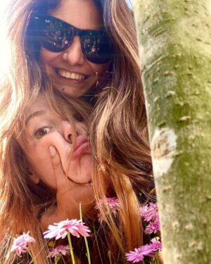 Elçin Sangu Instagram - Hayat sevince güzel be🌸🍀
