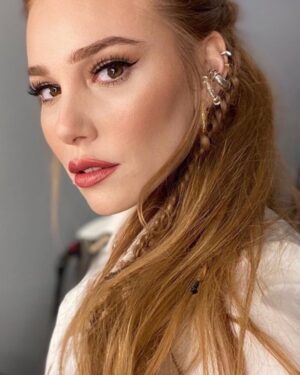 Elçin Sangu Instagram - Var bir şey dur bakalım 🙈 @cananhzl 🤍 @ahmetcobain