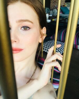 Elçin Sangu Instagram - Güneşsizlik özlemi( daha da beyaz olmak)