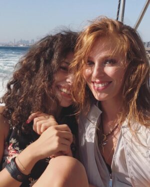 Elçin Sangu Instagram - Gözümün önünde büyüdün,büyüdük...bff🧡🍀