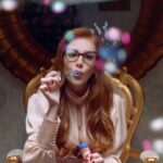 Elçin Sangu Instagram - İşte karşınızda 9 Kere Leyla’nın fragmanı! Elmalar, tatlılar ve baloncuklarla dolu filmimiz 20 Mart’ta sinemalarda! #9KereLeyla ….. #HalukBilginer #DemetAkbağ #ElçinSangu #FıratTanış #AlicanYücesoy #EzelAkay #contactfilmworks @contactfilmworks #BKM25 @bkmonline