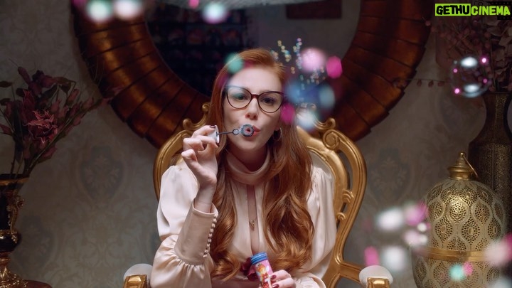 Elçin Sangu Instagram - İşte karşınızda 9 Kere Leyla’nın fragmanı! Elmalar, tatlılar ve baloncuklarla dolu filmimiz 20 Mart’ta sinemalarda! #9KereLeyla ….. #HalukBilginer #DemetAkbağ #ElçinSangu #FıratTanış #AlicanYücesoy #EzelAkay #contactfilmworks @contactfilmworks #BKM25 @bkmonline