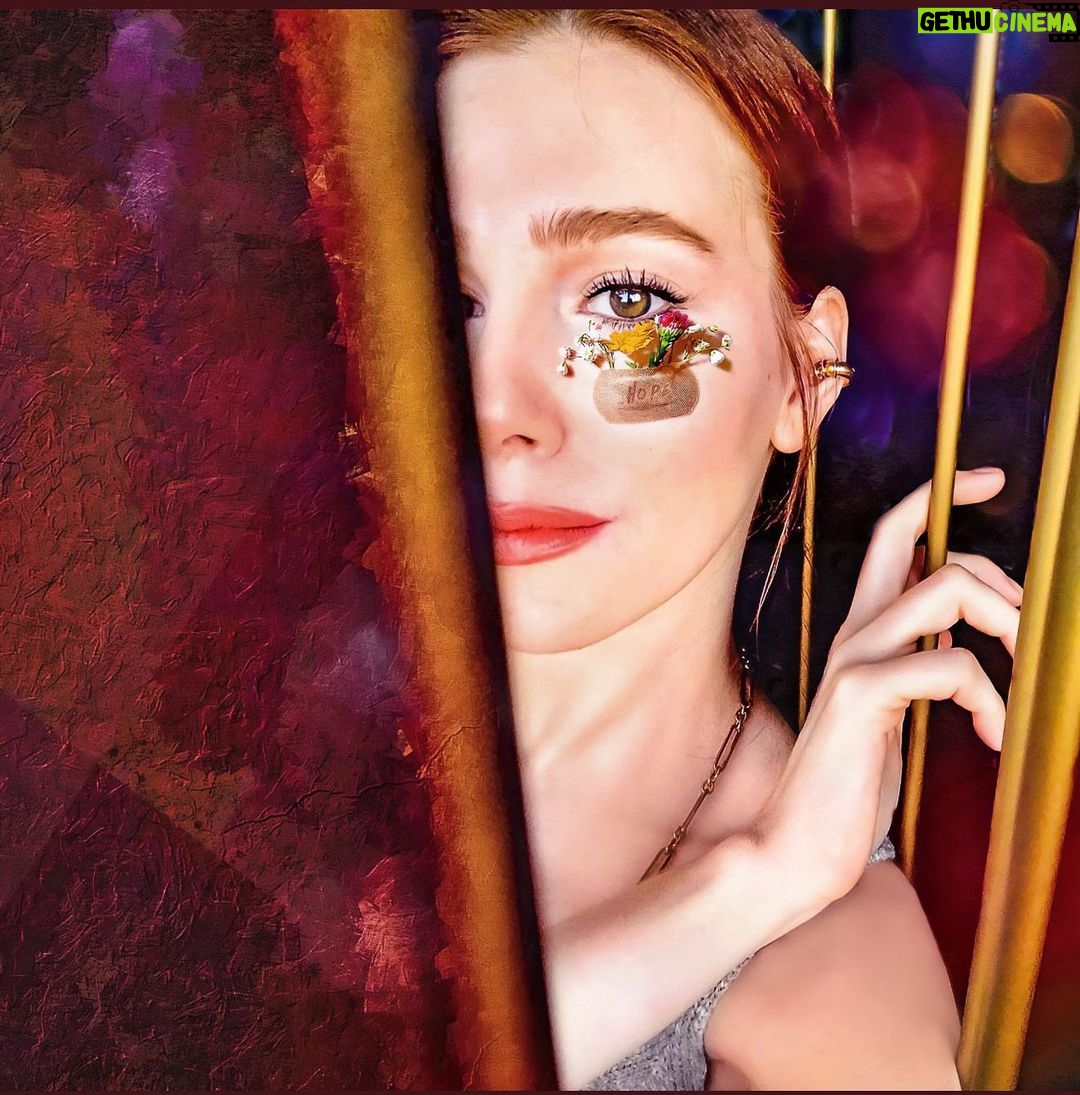 Elçin Sangu Instagram - Hiç şuanki kadar anlamlı olmamıştı (yapanın eline sağlık) #hope 🌼