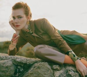 Elçin Sangu Instagram - #marieclaire Eylül sayısı...Keyifli okumalar☺️ @marieclairetr  @handetokmak 
Röportaj: @gozdeeyibilir
Fotoğraflar: @koraybirand 
Moda Editörü: @tugceulkumen 
Saç: @aliyilanci 
Makyaj: @samaraji 
@gayesokmenajans @zerrinersu @songulgoksel @ipekbocug
