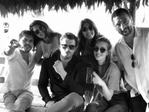 Elçin Sangu Instagram - “Hoşça kalın 
dostlarım benim 
hoşça kalın... Resimlerdeki kuşlar gibi 
dizilip üstüne kumsalın, 
mendil sallamayın bana.İstemez... Yine görüşürüz....” N.H