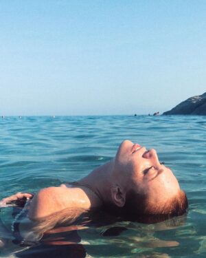 Elçin Sangu Instagram - Güneş yüzünü öperken sevdiklerin olsun yanında  @cuneytakeroglu 😘