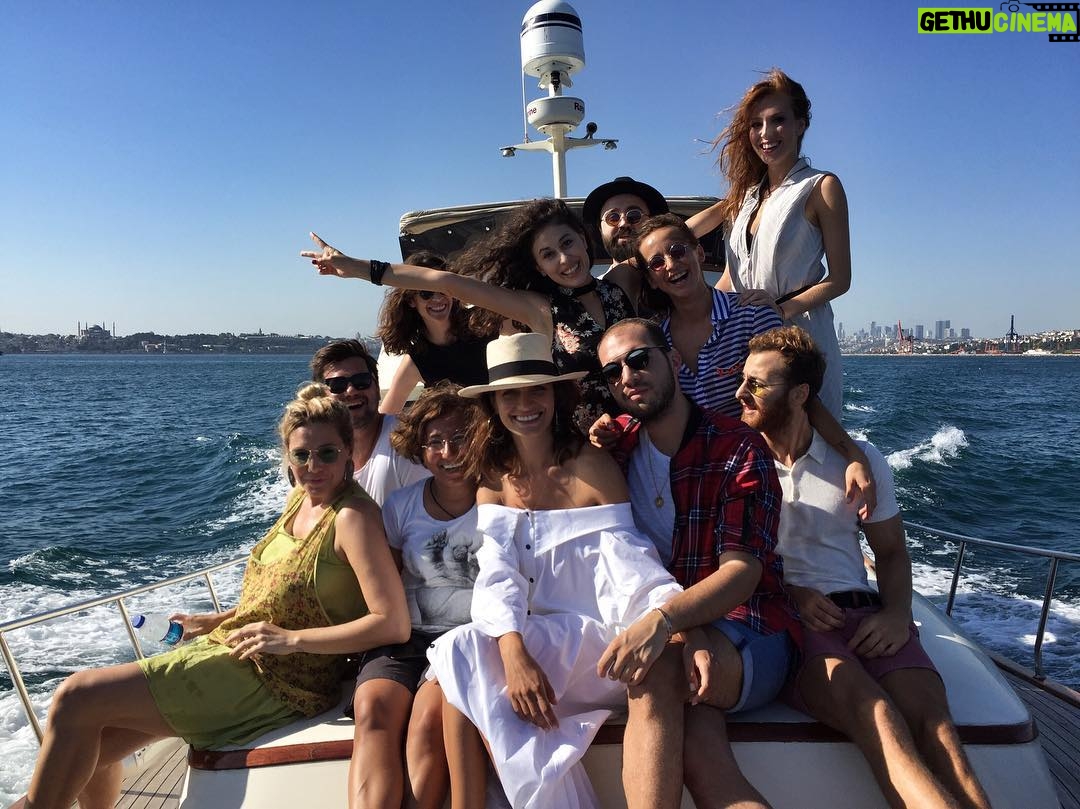 Elçin Sangu Instagram - Hayatında güzel dostların olsun gerisi hallolur...#mybirthdaytoday 🌈 Sea of Marmara