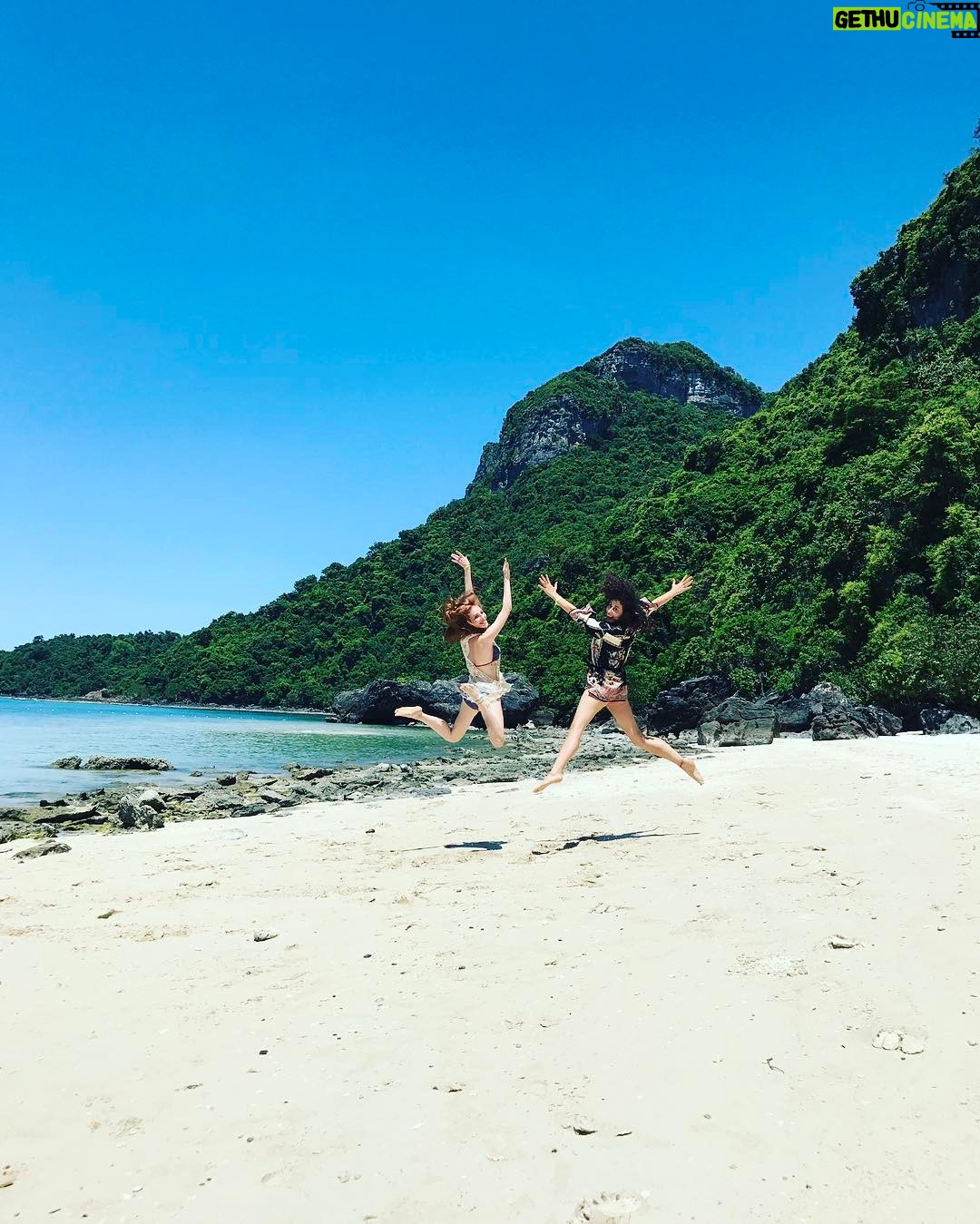 Elçin Sangu Instagram - Mutlu olduğumuz doğrudur🤸🏽♂️
