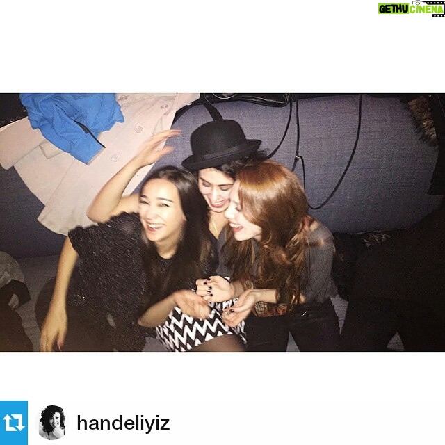 Elçin Sangu Instagram - #Repost @handeliyiz ・・・ Çünkü kız arkadasların yerini kimse tutamaz👊👊💙