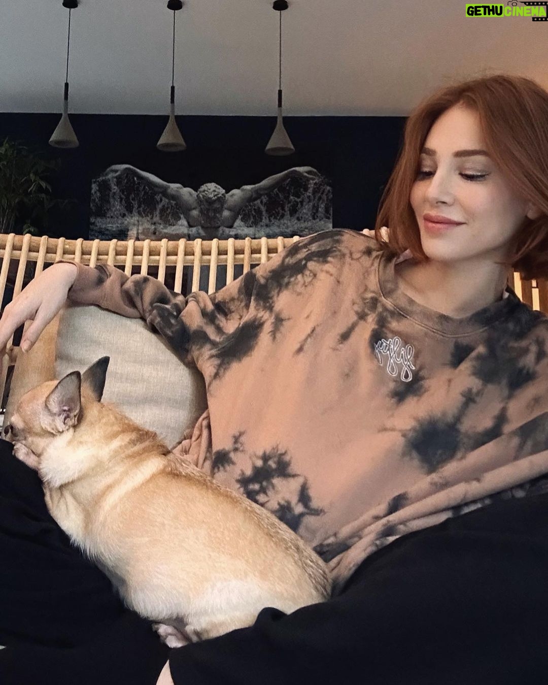 Elçin Sangu Instagram - Bakma şarkının “Bored”olduğuna:) en sevdiğim anlar aslında🫶🏼
