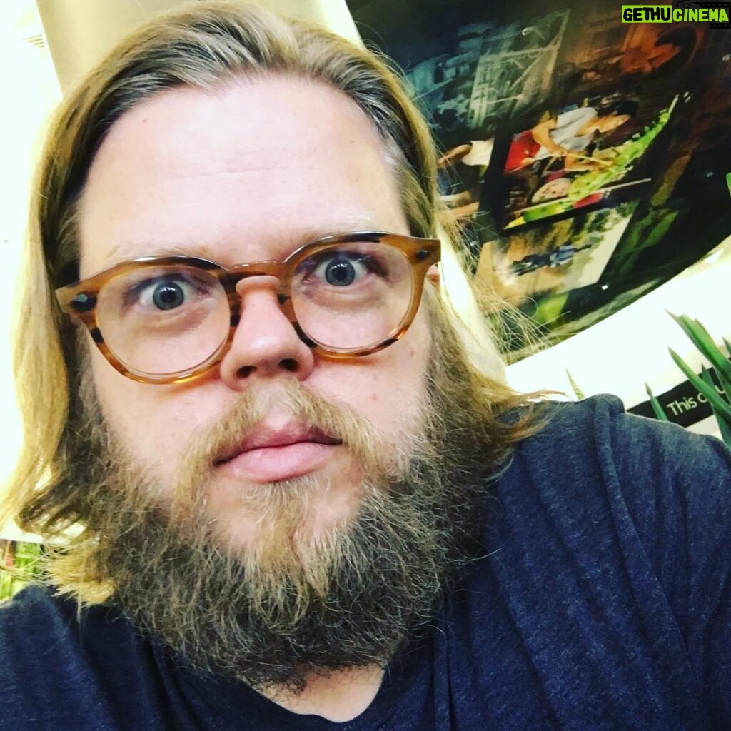 Elden Henson Instagram - LAX stylely. About to get on a 11hr flight. Not feeling any anxiety at all....By the way, how weird is the UA terminal, I feel like I'm on another planet.