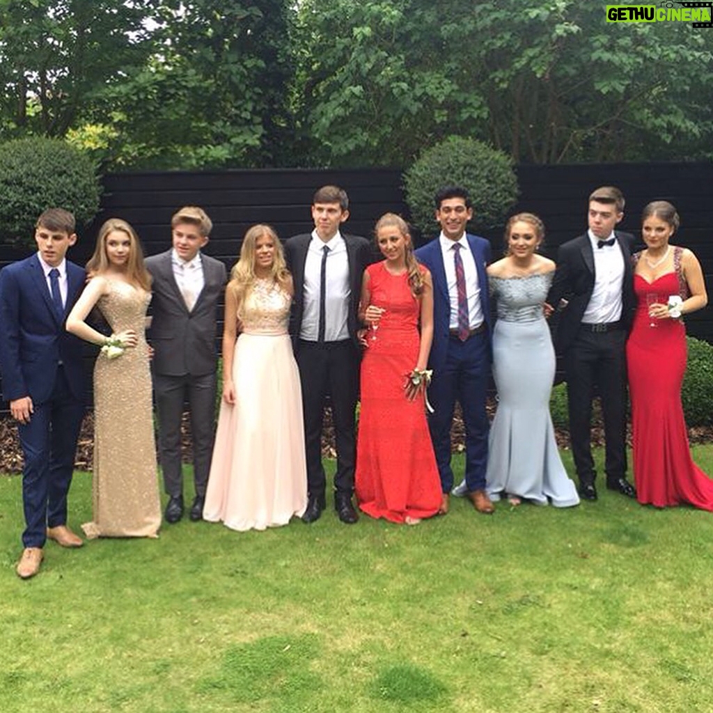 Eleanor Worthington-Cox Instagram - Prom💖💫✨🍾