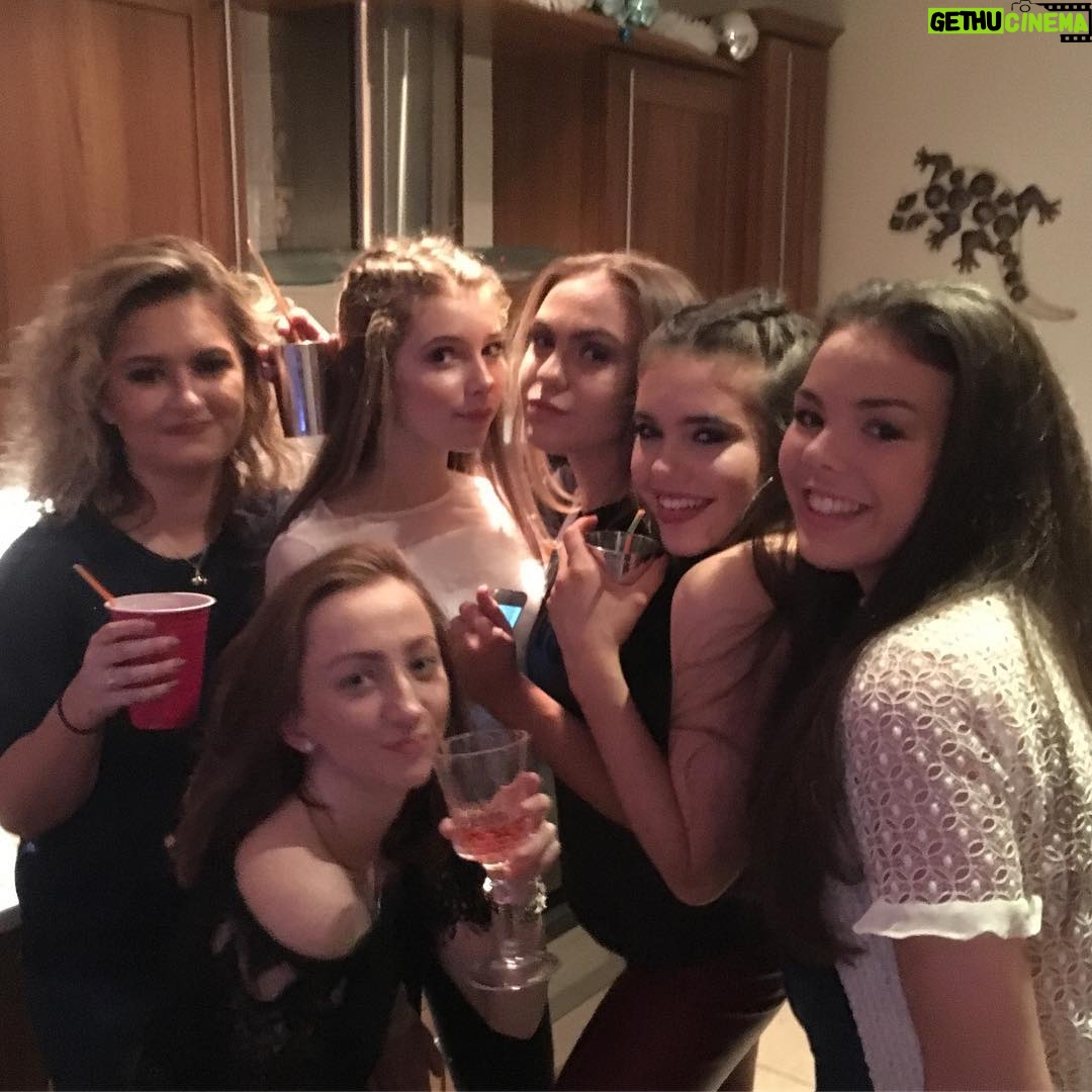 Eleanor Worthington-Cox Instagram - tb with my panto babes๐๐