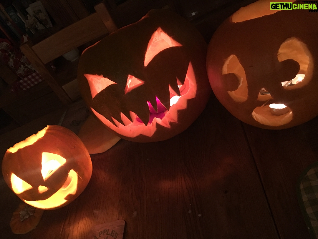 Eleanor Worthington-Cox Instagram - Before and after...🎃👻 The Pumpkin Patch Hightown