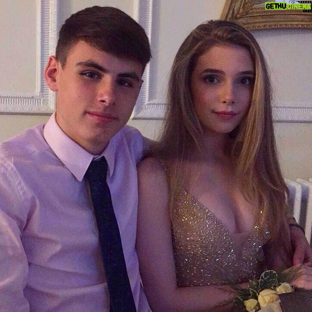 Eleanor Worthington-Cox Instagram - Prom💖💫✨🍾