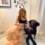 Eleanor Worthington-Cox Instagram – hanging up on 2020 like…

HAPPY NEW YEAR!! Stay safe, stay well, stay at home, but still dress up like a badass ballerina if it helps you forget you’re in tier 3 (for a minute) 

#crappynewyear #thephoneisntevenpluggedin #whydomypinkyfingersdothat #whyarethesehashtagssolong #stoptalkingelle … #okimdonenow