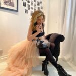 Eleanor Worthington-Cox Instagram – hanging up on 2020 like…
HAPPY NEW YEAR!! Stay safe, stay well, stay at home, but still dress up like a badass ballerina if it helps you forget you’re in tier 3 (for a minute)
#crappynewyear #thephoneisntevenpluggedin #whydomypinkyfingersdothat #whyarethesehashtagssolong #stoptalkingelle … #okimdonenow