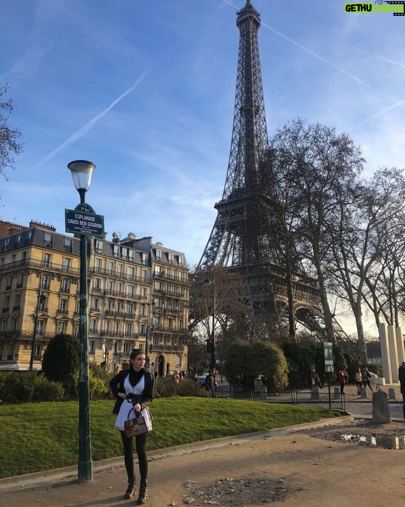 Eleanor Worthington-Cox Instagram - Paris avec mes amours :)
