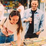 Elena Rivera Instagram - Mi momento #ConMuchoAcento es pasear con una @cruzcampo entre libros antiguos, cogerlos, hojearlos y sentir ese tacto desgastado por el paso del tiempo... Me gusta pensar en las historias que guardan de todos aquellos que los han leído antes que yo. Y abrir ese libro y que, de repente, el viaje comience de nuevo. Así son mis momentos ¿Cuál es el tuyo? ☺️