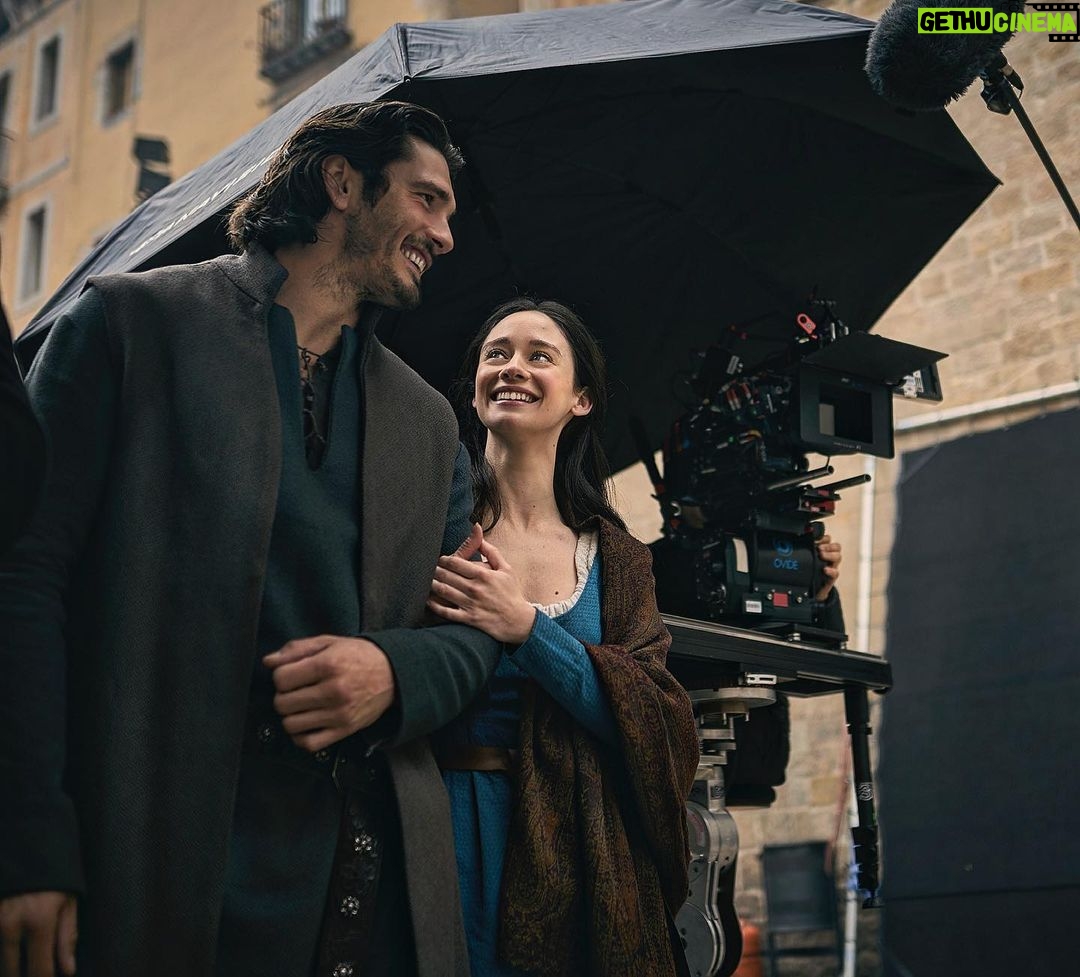 Elena Rivera Instagram - Nos veis sufrir mucho delante de cámaras pero…, la realidad es otra. Y es que cuando te tocan personas como @yongonluna al lado, el disfrute es total🫶♥️ Tenéis #LosHerederosDeLaTierra en @netflixes @danielescale13 📸