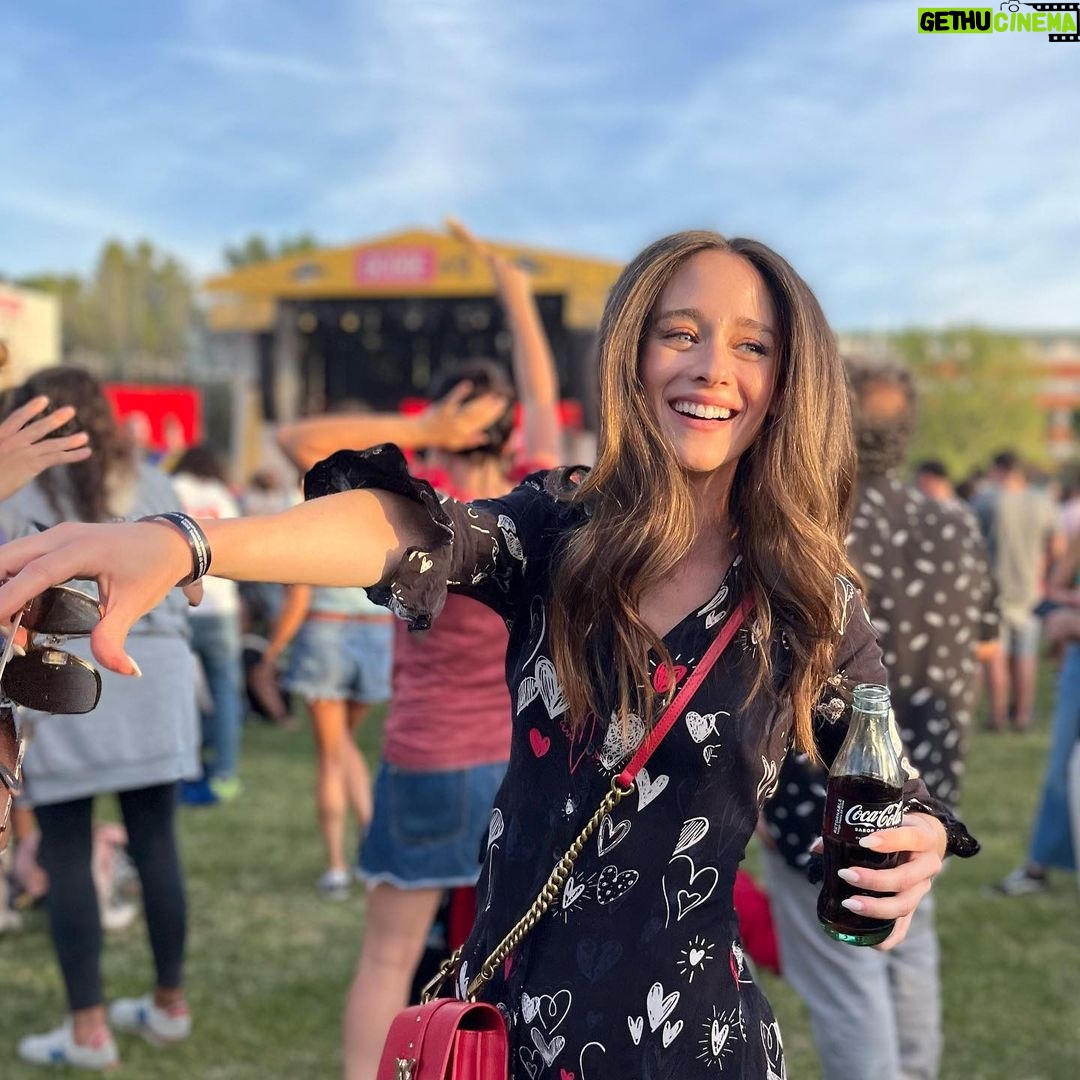 Elena Rivera Instagram - Acabando el verano con buen sabor de boca 🤟🏼♥️ @cocacola_esp #CokeStudio #RealMagic #publi