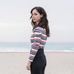 Elena Rivera Instagram – Esta noche se emite en Antena 3 el final de ‘Alba’.
Muchas gracias a todos los que habéis logrado que una serie con esta historia y este mensaje se haya convertido en un éxito, en una de las series más vistas de esta temporada. ‘Alba’ es una ficción, pero lo triste es que continuamente vemos como en nuestra realidad se suceden casos similares o peores. Desde su estreno, he recibido bastantes mensajes de chicas que me confesaban que han sufrido situaciones de acoso o incluso violaciones. Es descorazonador y es una realidad que algunos se empeñan en negar, pero existe. Y si ‘Alba’ ha servido para visibilizar estas situaciones o para animar a las víctimas a contar su historia y sacar fuerzas para pedir ayuda, para mí ese es el verdadero éxito de ‘Alba’.
Para mí, como actriz, ha sido durísimo dar vida a este personaje porque sentía la responsabilidad de mostrar el dolor y sufrimiento de la víctima: desde que se comete la violación hasta todo el proceso que viene después. Espero haber estado a la altura.

Y, por supuesto, muchas gracias a todos mis compañerxs de reparto y equipo técnico, que han hecho posible esta serie… Y gracias a @antena3com y @grupoboomerang por atreverse a hacer ‘Alba’ y apostar por mí para esta historia que me marcará para siempre ♥️

PD: Para aquellos que no hayáis visto aún ‘Alba’, la serie está disponible al completo en @atresplayer