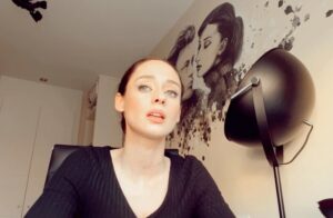 Elena Rivera Instagram - Llevaba tiempo queriendo cantar esto…
A ver qué os parece 🥰🥰🎶