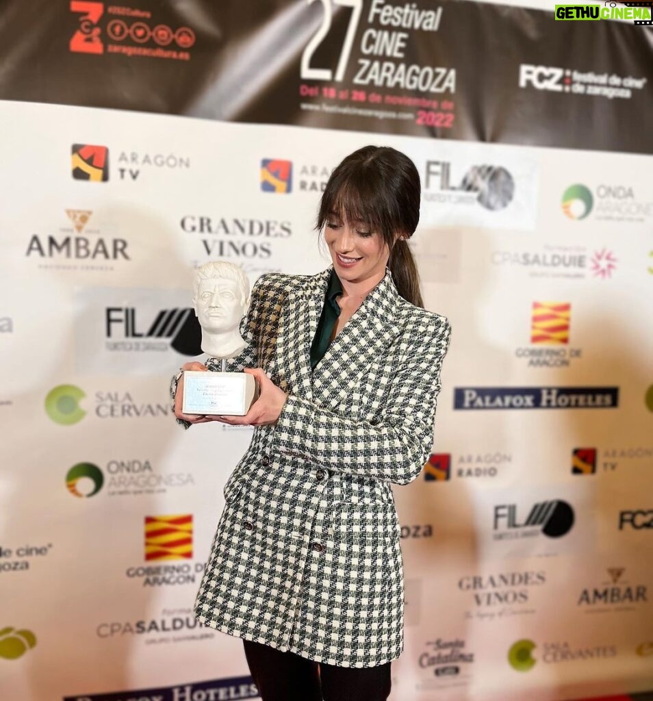 Elena Rivera Instagram - Nunca es fácil ser profeta en tu tierra… pero es que mi tierra es la mejor!! Gracias Festival de Cine de Zaragoza por este premio ☺️☺️ Zaragoza, Spain