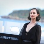 Elena Rivera Instagram - Bonita presentación en el @sansebastianfes de #CamiloSuperstar... con este equipazo. Gracias a todos por el cariño y gracias a @atresmediacom y @buendiaestudios por la confianza. El 19 de noviembre, estreno en @atresplayer. Espero que os guste 🤍 SPOILER: canto en la serie 🎙️ 📸 @meryvillanueva_ Donostia Zinemaldia - Festival de San Sebastián