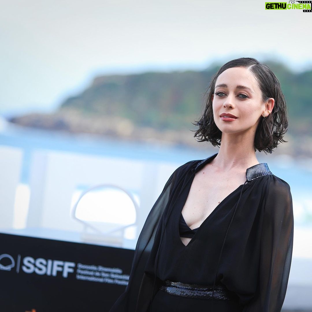 Elena Rivera Instagram - Bonita presentación en el @sansebastianfes de #CamiloSuperstar... con este equipazo. Gracias a todos por el cariño y gracias a @atresmediacom y @buendiaestudios por la confianza. El 19 de noviembre, estreno en @atresplayer. Espero que os guste 🤍 SPOILER: canto en la serie 🎙️ 📸 @meryvillanueva_ Donostia Zinemaldia - Festival de San Sebastián