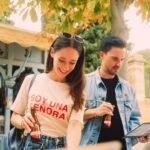 Elena Rivera Instagram - Mi momento #ConMuchoAcento es pasear con una @cruzcampo entre libros antiguos, cogerlos, hojearlos y sentir ese tacto desgastado por el paso del tiempo... Me gusta pensar en las historias que guardan de todos aquellos que los han leído antes que yo. Y abrir ese libro y que, de repente, el viaje comience de nuevo. Así son mis momentos ¿Cuál es el tuyo? ☺️