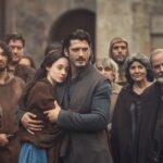 Elena Rivera Instagram - Nos veis sufrir mucho delante de cámaras pero…, la realidad es otra. Y es que cuando te tocan personas como @yongonluna al lado, el disfrute es total🫶♥️ Tenéis #LosHerederosDeLaTierra en @netflixes @danielescale13 📸