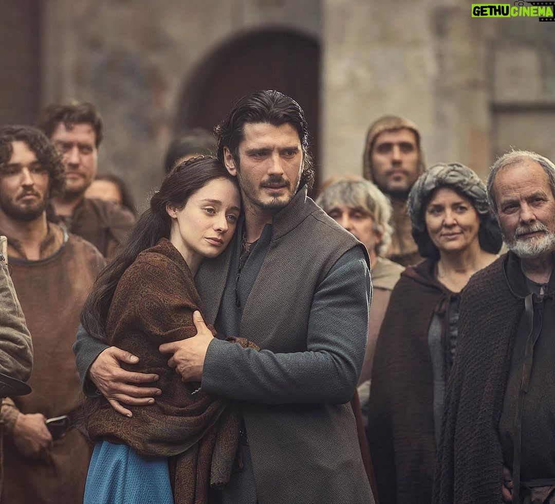 Elena Rivera Instagram - Nos veis sufrir mucho delante de cámaras pero…, la realidad es otra. Y es que cuando te tocan personas como @yongonluna al lado, el disfrute es total🫶♥️ Tenéis #LosHerederosDeLaTierra en @netflixes @danielescale13 📸