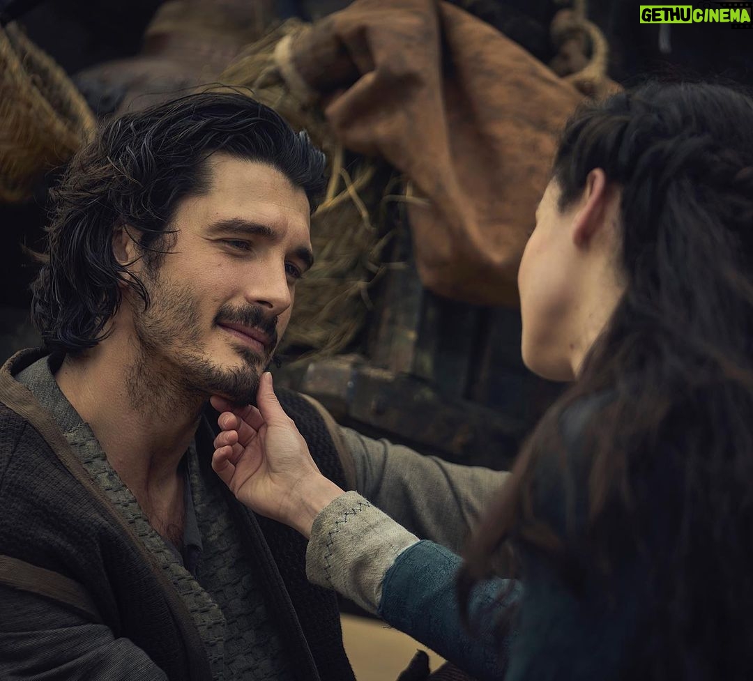 Elena Rivera Instagram - Nos veis sufrir mucho delante de cámaras pero…, la realidad es otra. Y es que cuando te tocan personas como @yongonluna al lado, el disfrute es total🫶♥️ Tenéis #LosHerederosDeLaTierra en @netflixes @danielescale13 📸