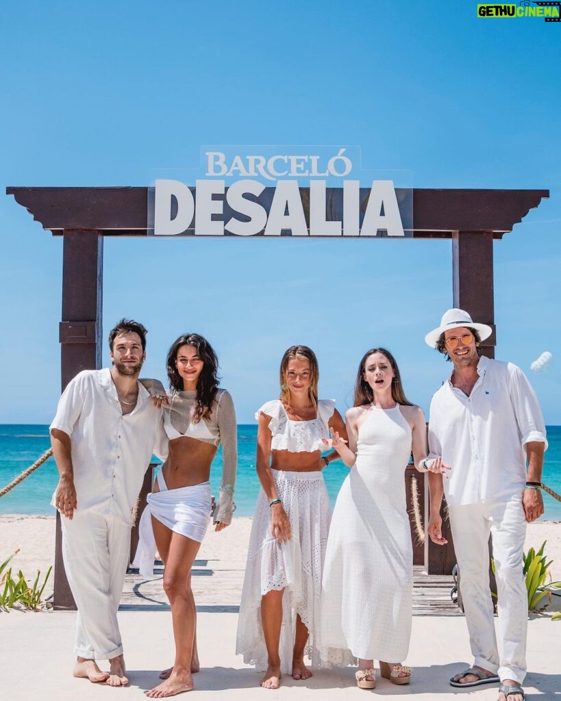 Elena Rivera Instagram - Reencuentros en el paraíso 😜🌴 #Desalia2022 @ronbarcelospain Punta Cana - República Dominicana