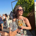 Elena Rivera Instagram - Verano☀️ concierto🎶 amigos👯 Tardeos en acústico que saben mejor con @royalbliss_es ✨ #RoyalBliss #ElTardeoSabeARoyalBliss #LiveTheRoof Hotel Riu Plaza España